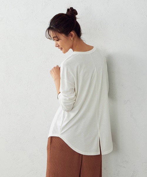 COMME CA ISM(コムサイズム)の「スリット入り 長袖Tシャツ(Tシャツ/カットソー・レディース・ホワイト/ライトグレー・MEDIUM/LARGE)」の1枚目の写真