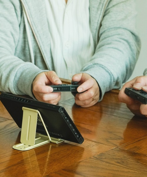 HIGHTIDE（ハイタイド）の「ガジェットレスト スマホ タブレット 折りたたみスタンド（スマホグッズ・レディース・ホワイト/ブラック/ベージュ/グレー/レッド/カーキ/ミント・FREE）」の4枚目の写真