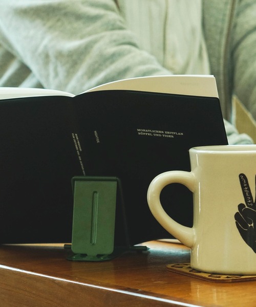 HIGHTIDE（ハイタイド）の「ガジェットレスト スマホ タブレット 折りたたみスタンド（スマホグッズ・レディース・ホワイト/ブラック/ベージュ/グレー/レッド/カーキ/ミント・FREE）」の9枚目の写真