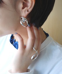 e.m.（イーエム）の「貝成線コンテンポラリーピアス（ピアス