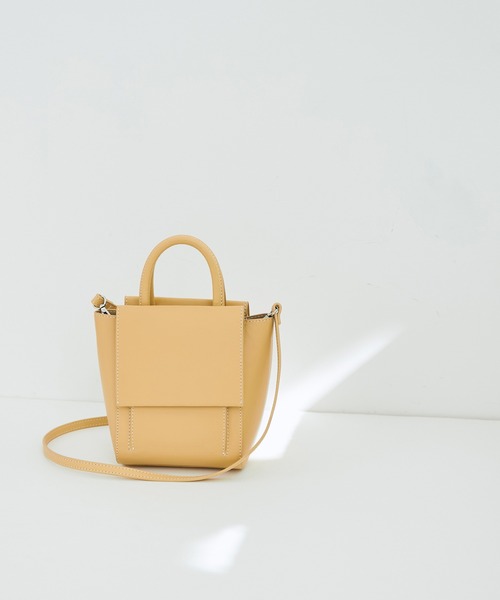 ADAM ET ROPE'(アダムエロペ)の「〈追加〉【2WAY】スプリットレザーフラップミニバッグ(ハンドバッグ・レディース・マスタード/ラベンダー/ベージュ系その他/ブラック・FREE)」の1枚目の写真