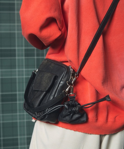 MAISON SPECIAL(メゾンスペシャル)の「《UNISEX》Leather Mini Pouch With Drawstring Charm/巾着チャーム付きレザーミニポーチ【MAISON SPECIAL/メゾンスペシャル】(ショルダーバッグ・メンズ・ホワイト/ブラック/グリーン/ブルー/シルバー/ゴールド/ダークグリーン/パープル/オフホワイト/ターコイズブルー/グレイッシュベージュ/その他1/ダークブラック・FREE)」の5枚目の写真