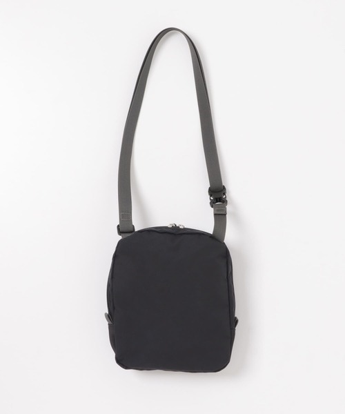 URBAN RESEARCH DOORS（アーバンリサーチドアーズ）の「デルフィナイロンショルダー（ショルダーバッグ・メンズ・ブラック/グリーン/アイボリー・-）」の7枚目の写真