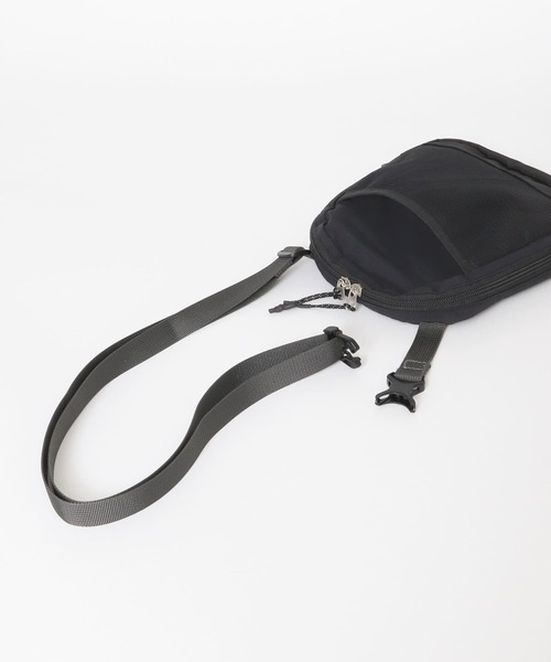 URBAN RESEARCH DOORS（アーバンリサーチドアーズ）の「デルフィナイロンショルダー（ショルダーバッグ・メンズ・ブラック/グリーン/アイボリー・-）」の9枚目の写真