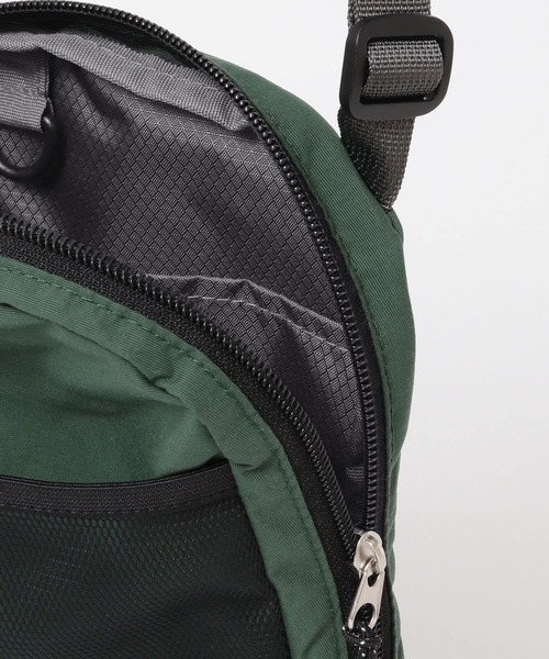 URBAN RESEARCH DOORS（アーバンリサーチドアーズ）の「デルフィナイロンショルダー（ショルダーバッグ・メンズ・ブラック/グリーン/アイボリー・-）」の12枚目の写真