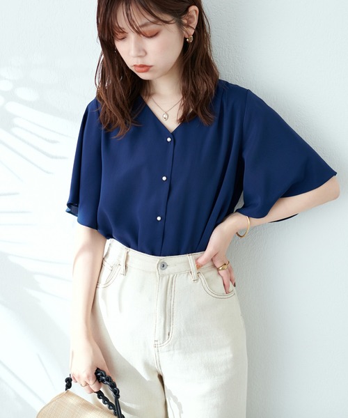 natural couture(ナチュラルクチュール)の「プチプラちびパールボタンフレア袖ブラウス(シャツ/ブラウス・レディース・ネイビー/オフホワイト/サックスブルー/ピンク/ミント/その他1/グレイッシュベージュ・FREE)」の4枚目の写真