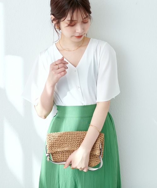 natural couture(ナチュラルクチュール)の「プチプラちびパールボタンフレア袖ブラウス(シャツ/ブラウス・レディース・ネイビー/オフホワイト/サックスブルー/ピンク/ミント/その他1/グレイッシュベージュ・FREE)」の1枚目の写真