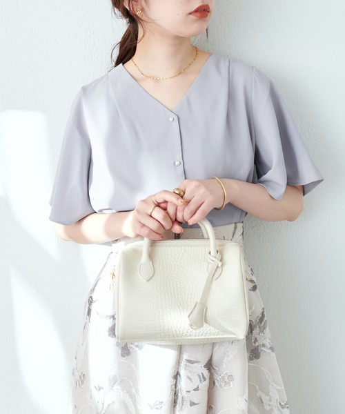 natural couture(ナチュラルクチュール)の「プチプラちびパールボタンフレア袖ブラウス(シャツ/ブラウス・レディース・ネイビー/オフホワイト/サックスブルー/ピンク/ミント/その他1/グレイッシュベージュ・FREE)」の5枚目の写真