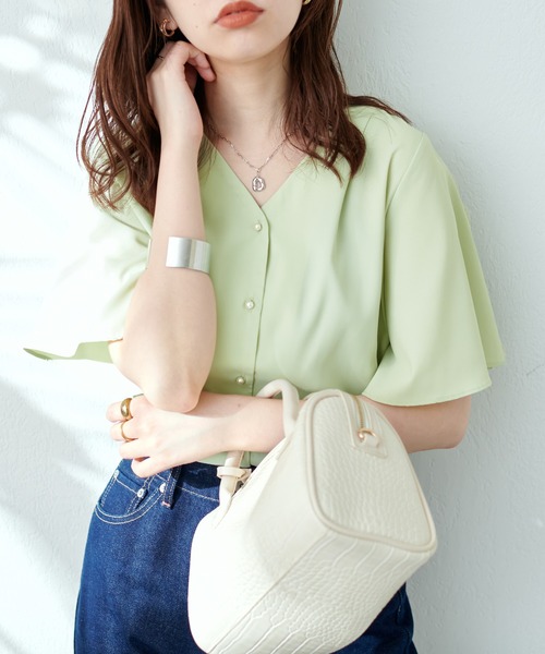 natural couture(ナチュラルクチュール)の「プチプラちびパールボタンフレア袖ブラウス(シャツ/ブラウス・レディース・ネイビー/オフホワイト/サックスブルー/ピンク/ミント/その他1/グレイッシュベージュ・FREE)」の3枚目の写真