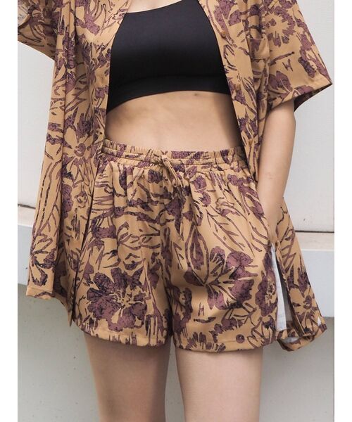 EVRIS(エヴリス)の「original flower ショートパンツ【セットアップ着用可能】(その他パンツ・レディース・ブラック/イエロー/グリーン・FREE)」の3枚目の写真