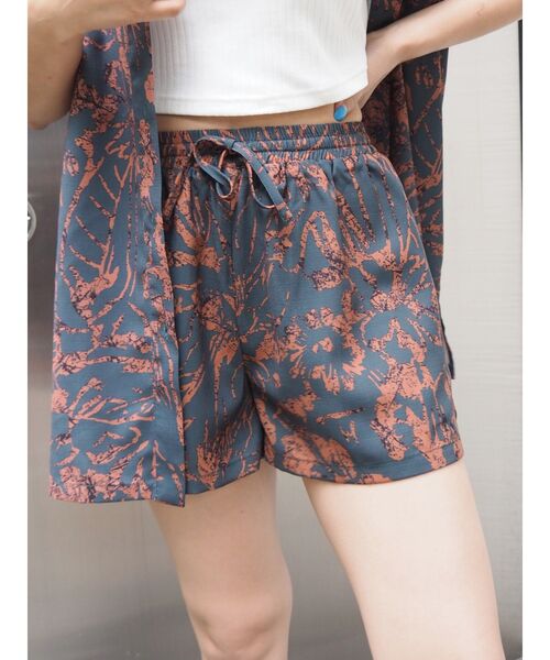 EVRIS(エヴリス)の「original flower ショートパンツ【セットアップ着用可能】(その他パンツ・レディース・ブラック/イエロー/グリーン・FREE)」の1枚目の写真