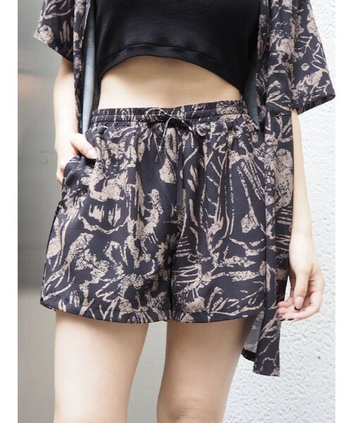 EVRIS(エヴリス)の「original flower ショートパンツ【セットアップ着用可能】(その他パンツ・レディース・ブラック/イエロー/グリーン・FREE)」の2枚目の写真