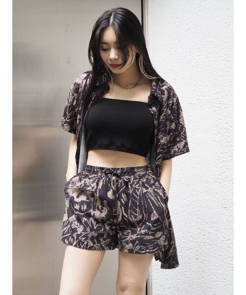 EVRIS(エヴリス)の「original flower ショートパンツ【セットアップ着用可能】(その他パンツ・レディース・ブラック/イエロー/グリーン・FREE)」の4枚目の写真