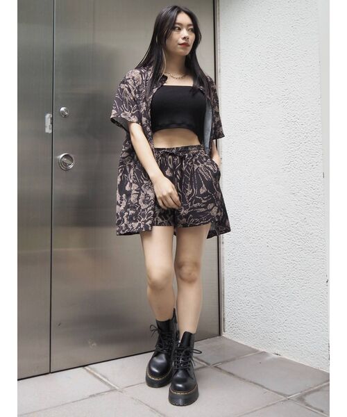 EVRIS(エヴリス)の「original flower ショートパンツ【セットアップ着用可能】(その他パンツ・レディース・ブラック/イエロー/グリーン・FREE)」の5枚目の写真