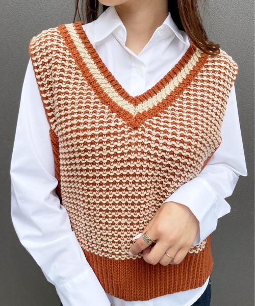 Meli rich（メリーリッチ）の「レトロ感溢れる。バイカラージャガードニットベスト（ベスト・レディース・ブラック/ブラウン/グリーン/オレンジ・MEDIUM）」の9枚目の写真