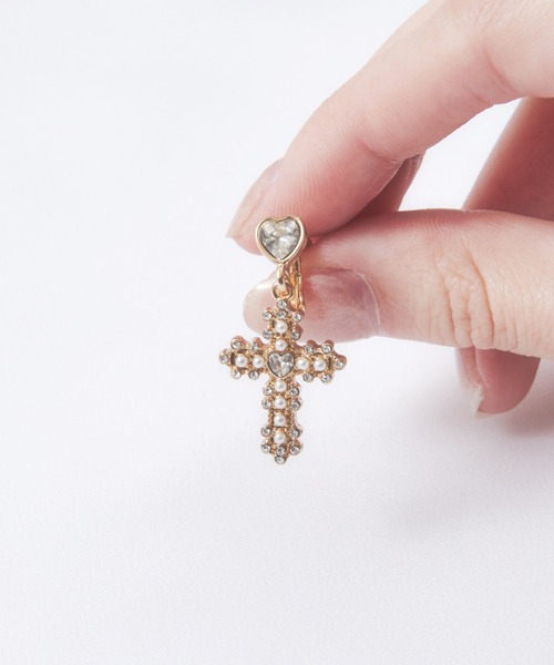 Mel cinna(メルシーナ)の「Mel cinna/cross heart earring(イヤリング・レディース・ゴールド・FREE)」の7枚目の写真