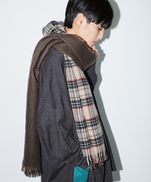 AMERICAN HOLIC（アメリカンホリック）の「チェック×ソリッドリバーシブルマフラー（ストール/ショール・レディース・ネイビー/ベージュ・FREE）」の2枚目の写真