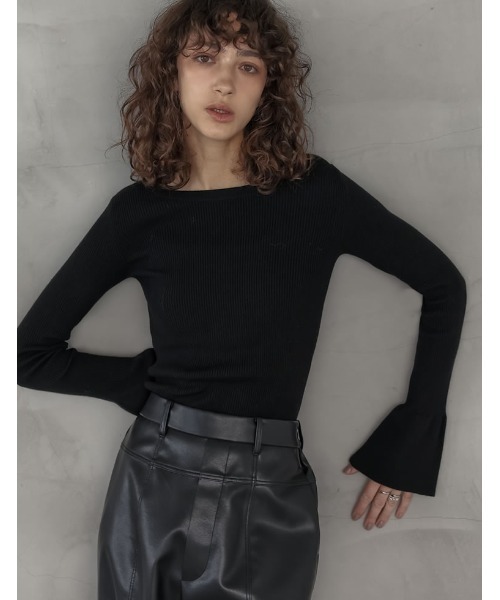 Re:EDIT（リエディ）の「[2025AW COLLECTION][新色追加][販売枚数4万枚！][二の腕すっきり]クルーネックフレアスリーブ配色リブニットトップス（ニット/セーター・レディース・ブラック系/ライトグレー系/アイボリー系/ベージュ系/ブラック/ホワイト系その他/モカ/アイボリー/ホワイト系/グレー/ピンク系/ブラウン系・LARGE/MEDIUM）」の13枚目の写真