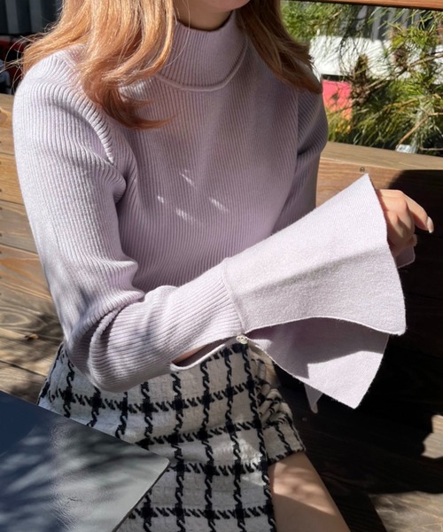 one after another NICE CLAUP（ワンアフターアナザーナイスクラップ）の「手元を華やかに見せる。ベルスリーブハイネックニット（ニット/セーター・レディース・アイボリー/ブラック/ラベンダー/ベージュ・FREE）」の4枚目の写真