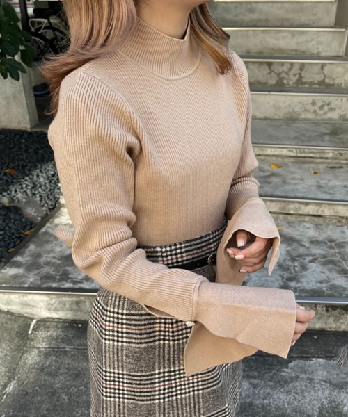 one after another NICE CLAUP（ワンアフターアナザーナイスクラップ）の「手元を華やかに見せる。ベルスリーブハイネックニット（ニット/セーター・レディース・アイボリー/ブラック/ラベンダー/ベージュ・FREE）」の3枚目の写真