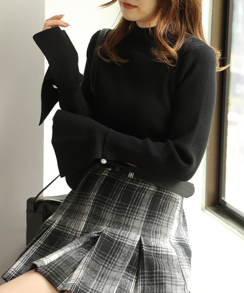 one after another NICE CLAUP（ワンアフターアナザーナイスクラップ）の「手元を華やかに見せる。ベルスリーブハイネックニット（ニット/セーター・レディース・アイボリー/ブラック/ラベンダー/ベージュ・FREE）」の2枚目の写真