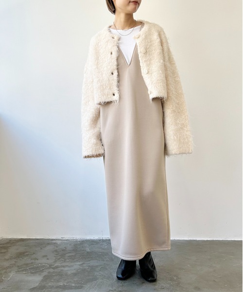 Meli rich（メリーリッチ）の「Vネックジャンパースカート（ジャンパースカート・レディース・アイボリー/イエロー/カーキ/ブラック/グレイッシュベージュ・MEDIUM）」の4枚目の写真