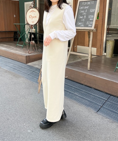 Meli rich（メリーリッチ）の「Vネックジャンパースカート（ジャンパースカート・レディース・アイボリー/イエロー/カーキ/ブラック/グレイッシュベージュ・MEDIUM）」の2枚目の写真