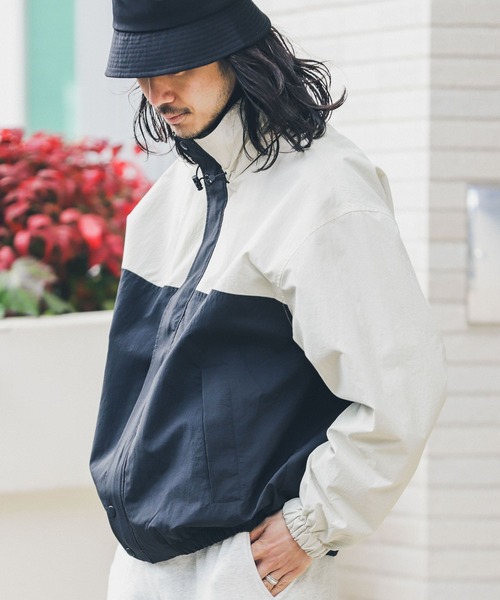 URBAN RESEARCH Sonny Label（アーバンリサーチサニーレーベル）の「バイカラースケーターズジャケット（ナイロンジャケット・メンズ・ホワイト系その他/ブラック系その他・MEDIUM/LARGE）」の12枚目の写真