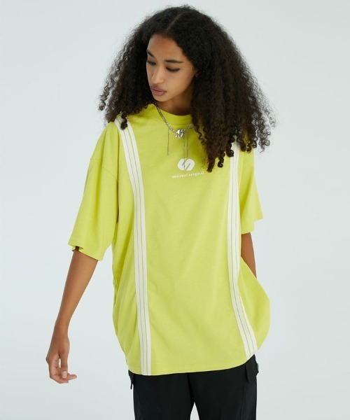 Ressaca(レサーカ)の「オーバーサイズ ワンポイントロゴ ラインプリント クルーネック半袖Tシャツ(Tシャツ/カットソー・メンズ・イエロー/レッド/ホワイト/ブラック・M/L/XL)」の3枚目の写真