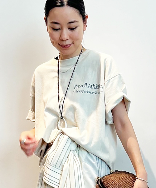 Russell Athletic（ラッセルアスレティック）の「【RUSSELL ATHLETIC/ラッセル・アスレティック】Graphic T-sh（Tシャツ/カットソー・レディース・ブラウン/ネイビー/アイボリー・FREE）」の2枚目の写真