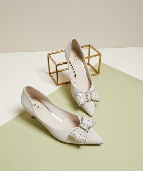 SAISON DE PAPILLON（セゾンドパピヨン）の「ポインテッドトゥビジューリボンパンプス（パンプス・レディース・ライトイエロー/アイボリー・22.5/22/24.5/24/23.5/23/25）」の11枚目の写真