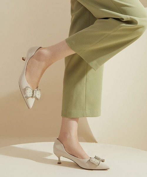 SAISON DE PAPILLON（セゾンドパピヨン）の「ポインテッドトゥビジューリボンパンプス（パンプス・レディース・ライトイエロー/アイボリー・22.5/22/24.5/24/23.5/23/25）」の15枚目の写真