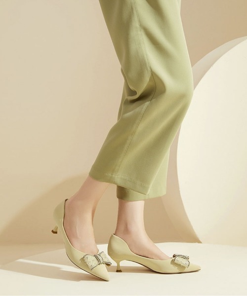 SAISON DE PAPILLON（セゾンドパピヨン）の「ポインテッドトゥビジューリボンパンプス（パンプス・レディース・ライトイエロー/アイボリー・22.5/22/24.5/24/23.5/23/25）」の16枚目の写真