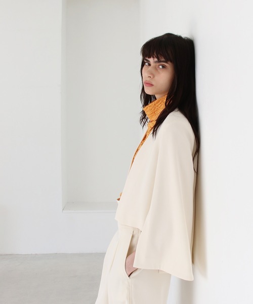 DRESSLAVE(ドレスレイブ)の「slit sleeve cape jacket(スリットスリーブケープジャケット)(ノーカラージャケット・レディース・ホワイト/ブラック・38)」の3枚目の写真