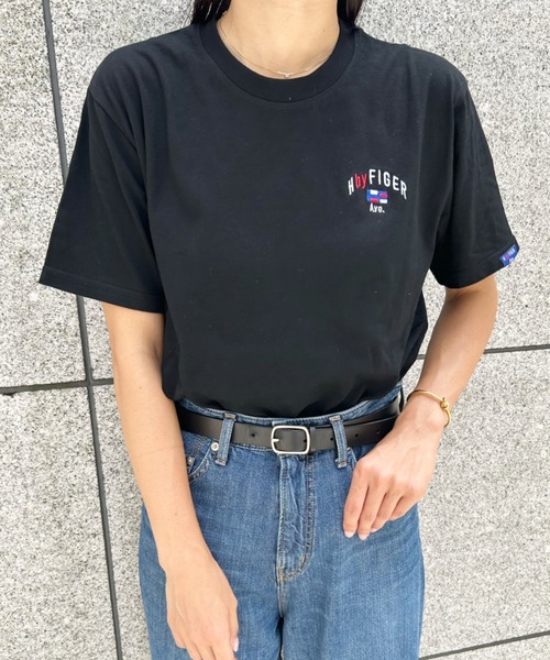 Niell(ニール)の「【H by FIGER/エイチ バイ フィガー】刺繍ロゴ 半袖 Tシャツ(Tシャツ/カットソー・レディース・ホワイト/ブラック・M/L/XL)」の1枚目の写真