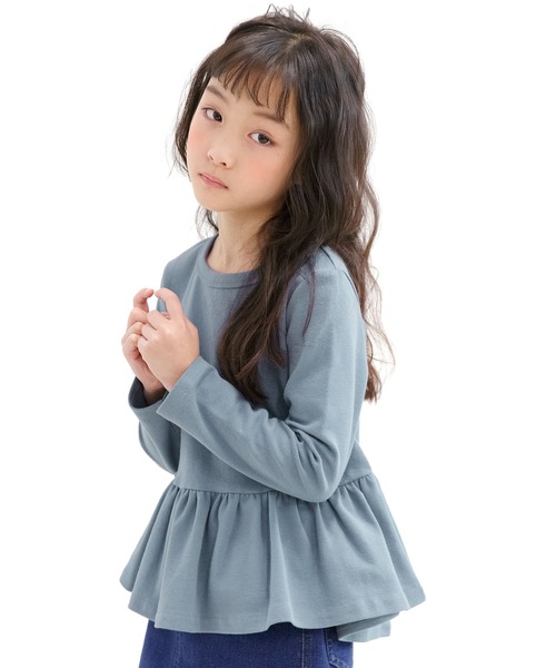 Bee des Bee(ビーデスビー)の「ペプラムトップス(Tシャツ/カットソー・キッズ・コーラルピンク/カーキオリーブ/グレイッシュベージュ/チャコール/サックスブルー/グリーン系/ライラック/ブルーグレー/ライトブルー/ブラウン・110cm/120cm/130cm/140cm/150cm/100cm)」の2枚目の写真