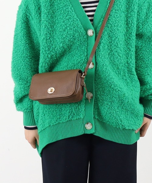 COOCO（クーコ）の「シュリンクレザーヒネリ金具横型ショルダーバッグ（ショルダーバッグ・レディース・ブラック/クリアレッド/ブラウン系その他/グリーン/グレー・9）」の4枚目の写真