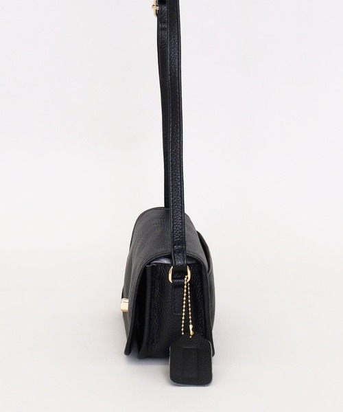 COOCO（クーコ）の「シュリンクレザーヒネリ金具横型ショルダーバッグ（ショルダーバッグ・レディース・ブラック/クリアレッド/ブラウン系その他/グリーン/グレー・9）」の7枚目の写真