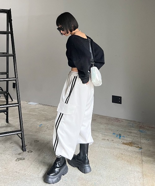 PAGEBOY（ページボーイ）の「スパンコールユルVショートプルオーバー（ニット/セーター・レディース・ブラック/オフホワイト/ネイビー・FREE）」の16枚目の写真