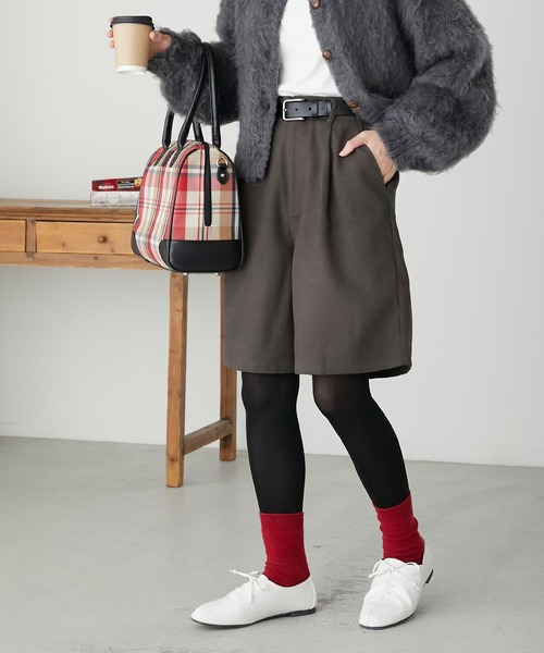 BONLECILL(ボンルシール)の「フェイクレザー/フェイクスウェード タックショートパンツ(その他パンツ・レディース・ベージュ系1/グレー系1/ブラウン/ブラック・M/L)」の3枚目の写真