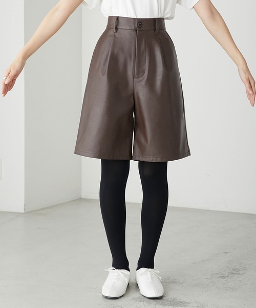 BONLECILL(ボンルシール)の「フェイクレザー/フェイクスウェード タックショートパンツ(その他パンツ・レディース・ベージュ系1/グレー系1/ブラウン/ブラック・M/L)」の11枚目の写真