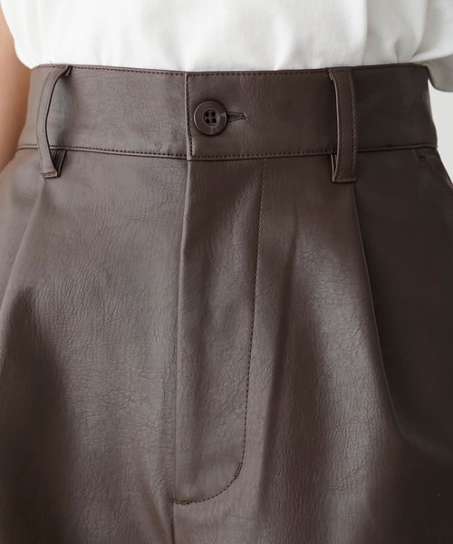 BONLECILL(ボンルシール)の「フェイクレザー/フェイクスウェード タックショートパンツ(その他パンツ・レディース・ベージュ系1/グレー系1/ブラウン/ブラック・M/L)」の12枚目の写真
