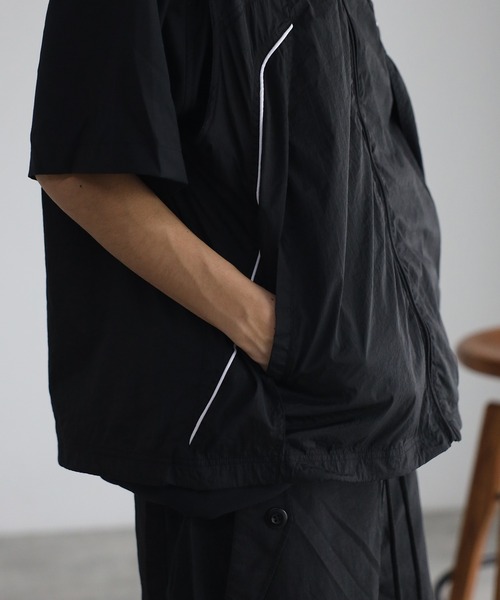 CREARE -LINO-（クレアーレリノ）の「パイピング スタンド ベスト<ユニセックス>（ベスト・メンズ・ブラック/ベージュ・L/M）」の9枚目の写真