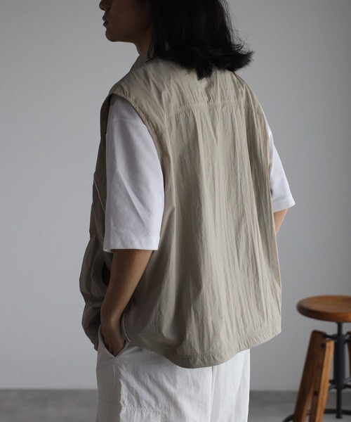 CREARE -LINO-（クレアーレリノ）の「パイピング スタンド ベスト<ユニセックス>（ベスト・メンズ・ブラック/ベージュ・L/M）」の15枚目の写真