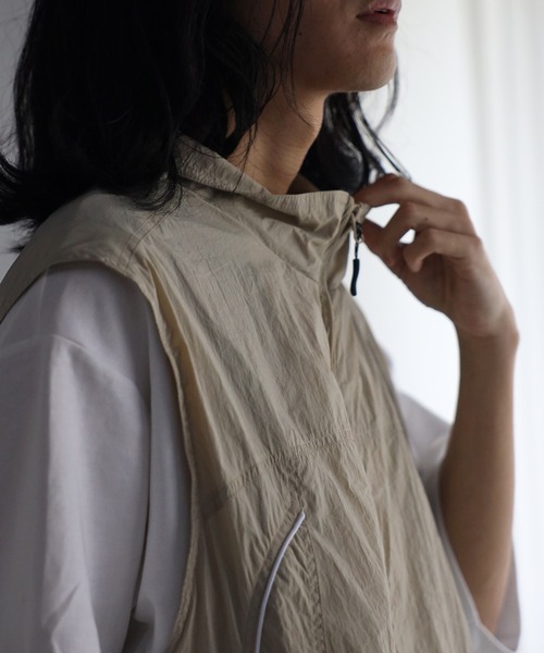 CREARE -LINO-（クレアーレリノ）の「パイピング スタンド ベスト<ユニセックス>（ベスト・メンズ・ブラック/ベージュ・L/M）」の16枚目の写真