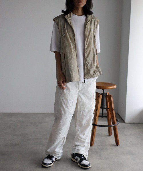 CREARE -LINO-（クレアーレリノ）の「パイピング スタンド ベスト<ユニセックス>（ベスト・メンズ・ブラック/ベージュ・L/M）」の3枚目の写真