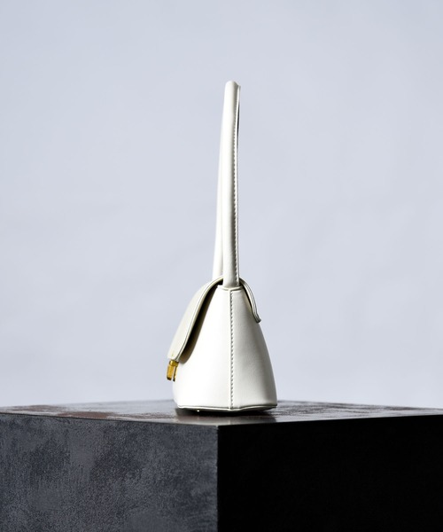 folka（フォルカ）の「3-1E12 バックルトラビゾイド ハンドバッグ ワンハンドル バッグ（ハンドバッグ・レディース・ブラック/ブラウン/ブルー/アイボリー・ONESIZE）」の5枚目の写真