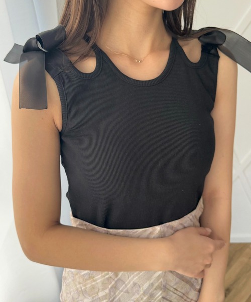 DEICY（デイシー）の「カットアウトリボンカットソー（Tシャツ/カットソー・レディース・ブラック/ライトベージュ・FREE）」の2枚目の写真