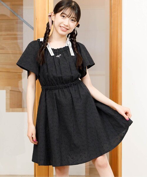 algy（アルジー）の「オフショル風肩りぼんワンピ（ワンピース・キッズ・ベージュ/ブラック/サックスブルー・X-SMALL/MEDIUM/SMALL/XX-SMALL）」の2枚目の写真