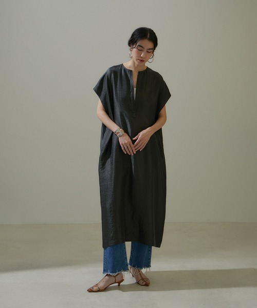 SALON adam et rope'（サロン アダム エ ロペ）の「[24SS]シャイニーツイルカフタンワンピース【セットアップ対応】（ワンピース・レディース・ブラック/グレー系その他・FREE）」の3枚目の写真